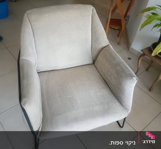 כיסא מרופד על רצפת אריחים בחדר